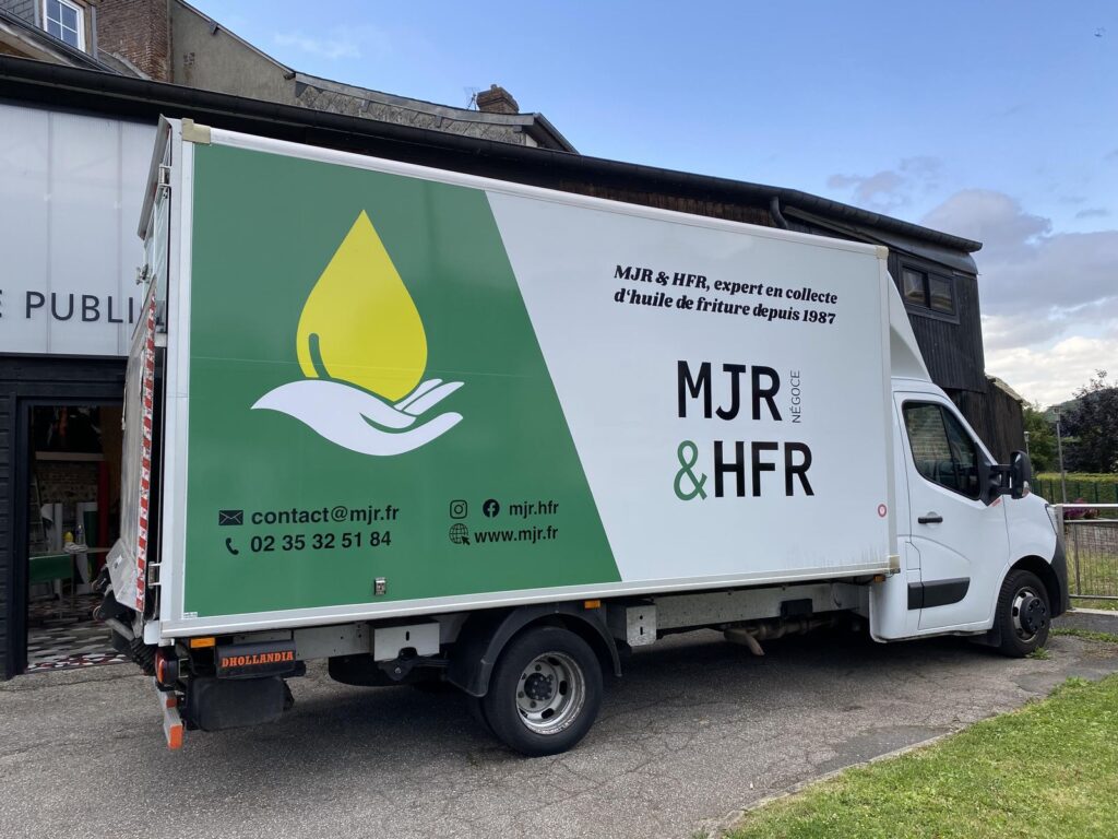 Camion 20 m³ MJR & HFR en semi-covering imprimé vert et blanc, flocage réalisé par Refletscom près de Rouen