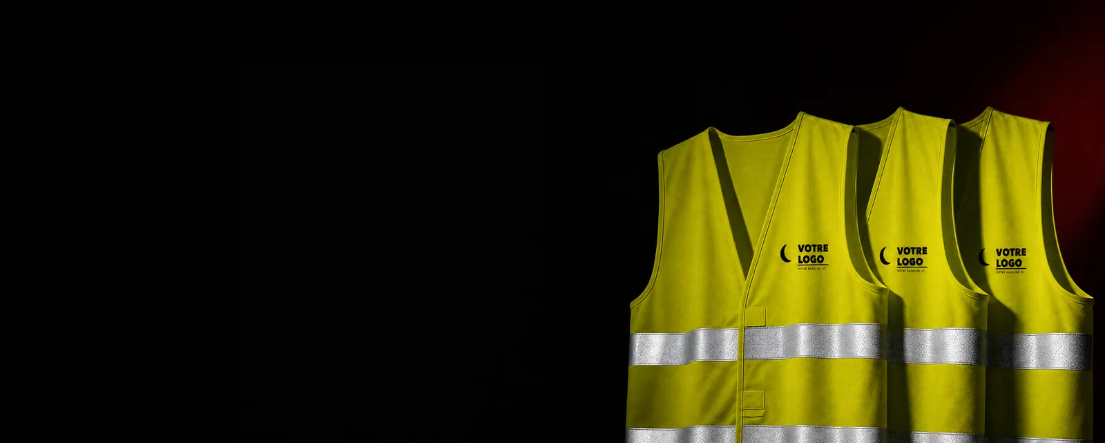Trois gilets jaunes haute visibilité marqués d'un logo noir au cœur, sur fond studio sombre