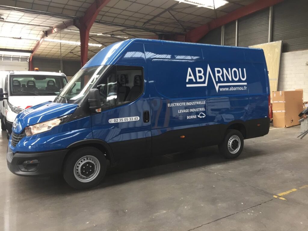 Fourgon Iveco Daily bleu Abarnou avec lettrage adhésif blanc découpé, marquage réalisé par Refletscom près de Rouen