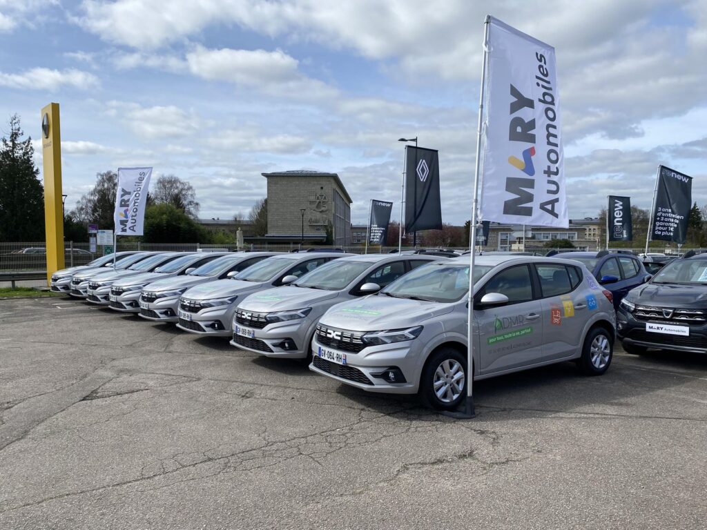Flotte de Dacia Sandero ADMR alignées avec un marquage identique, flocage de flotte réalisé par Refletscom en Normandie