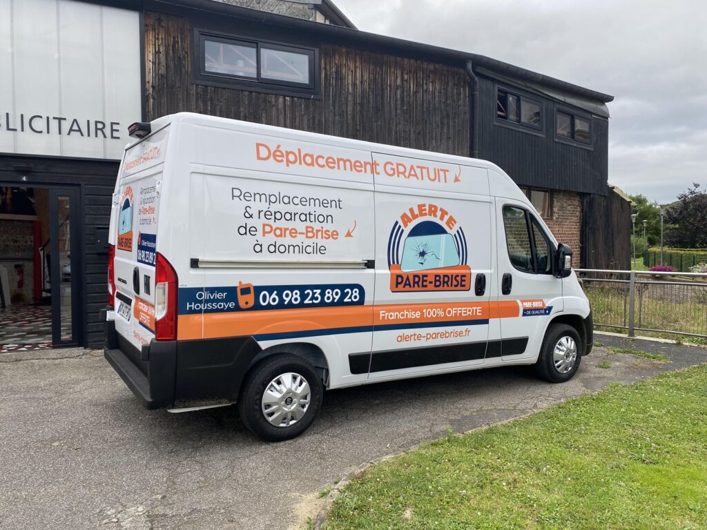 Fourgon Fiat Ducato Alerte Pare-Brise avec lettrage et visuels adhésifs orange et bleu, marquage réalisé par Refletscom près de Rouen
