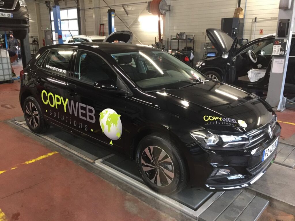 Volkswagen Polo noire Copyweb Solutions avec logo et lettrage adhésifs vert anis, marquage de voiture par Refletscom près de Rouen