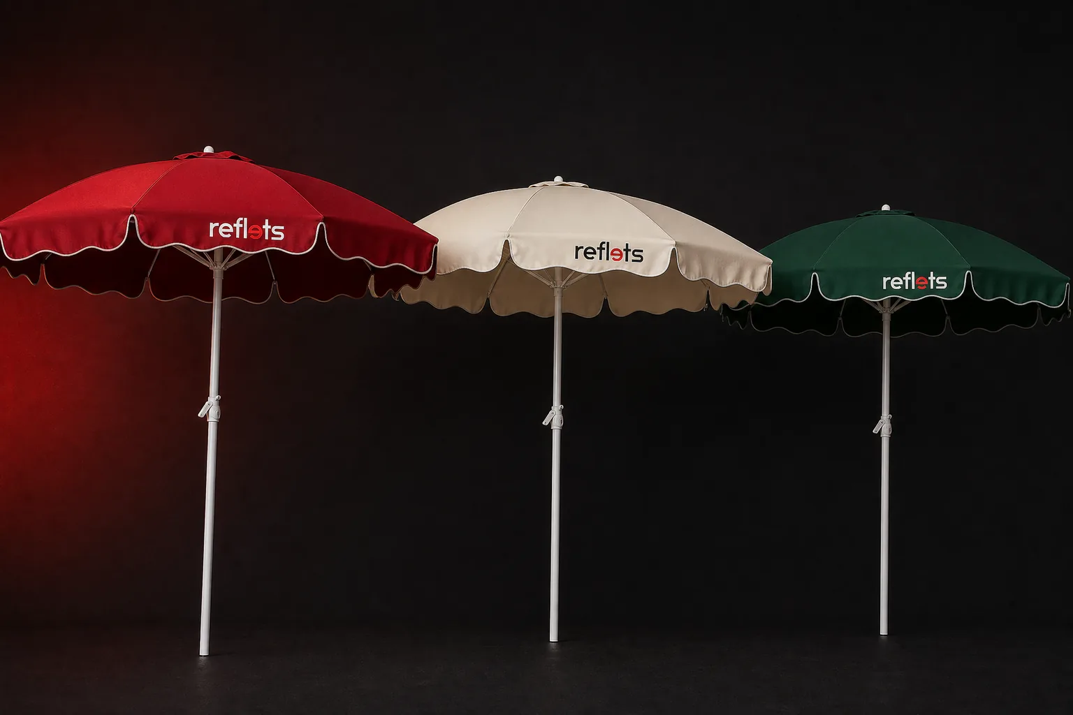 Trois parasols publicitaires ouverts, un rouge, un écru et un vert sapin, marqués du logo Reflets sur la toile