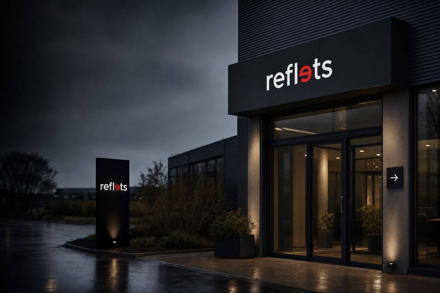 Entrée d'une entreprise au crépuscule avec enseigne de façade noire au logo Reflets, totem d'entrée assorti au bord du parking et petite plaque directionnelle fléchée près de la porte vitrée