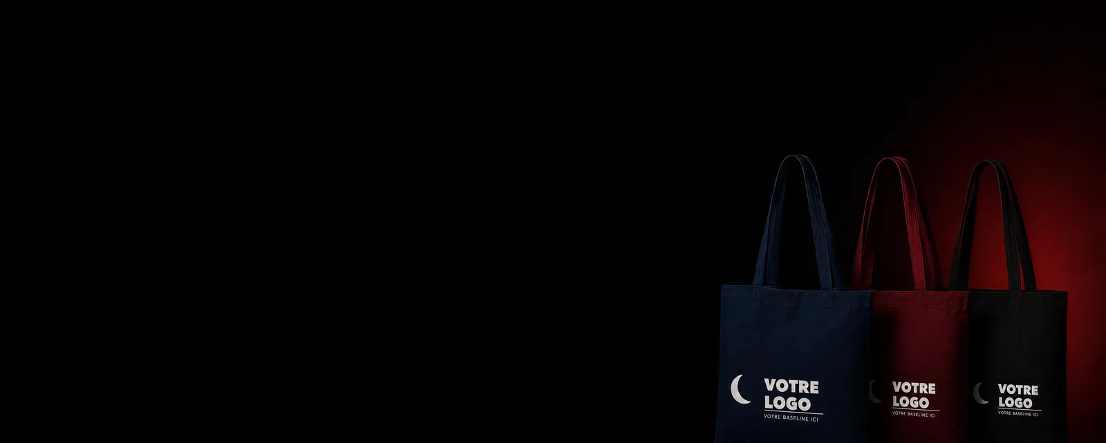 Trois tote bags en coton bleu marine, bordeaux et noir, marqués d'un logo blanc, sur fond studio sombre